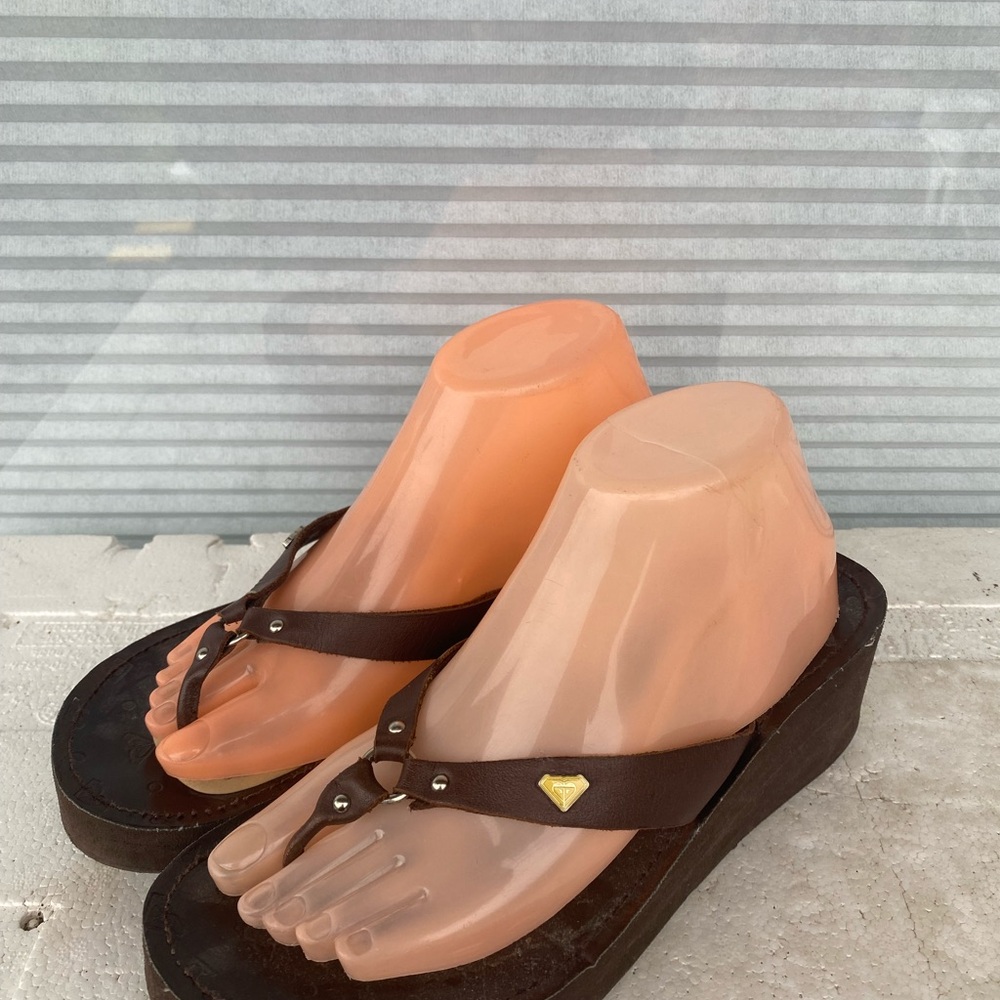 ROXY Platform Wedge Flip Flop Sandals Women’s Brown Gold Metal Accent Shoes